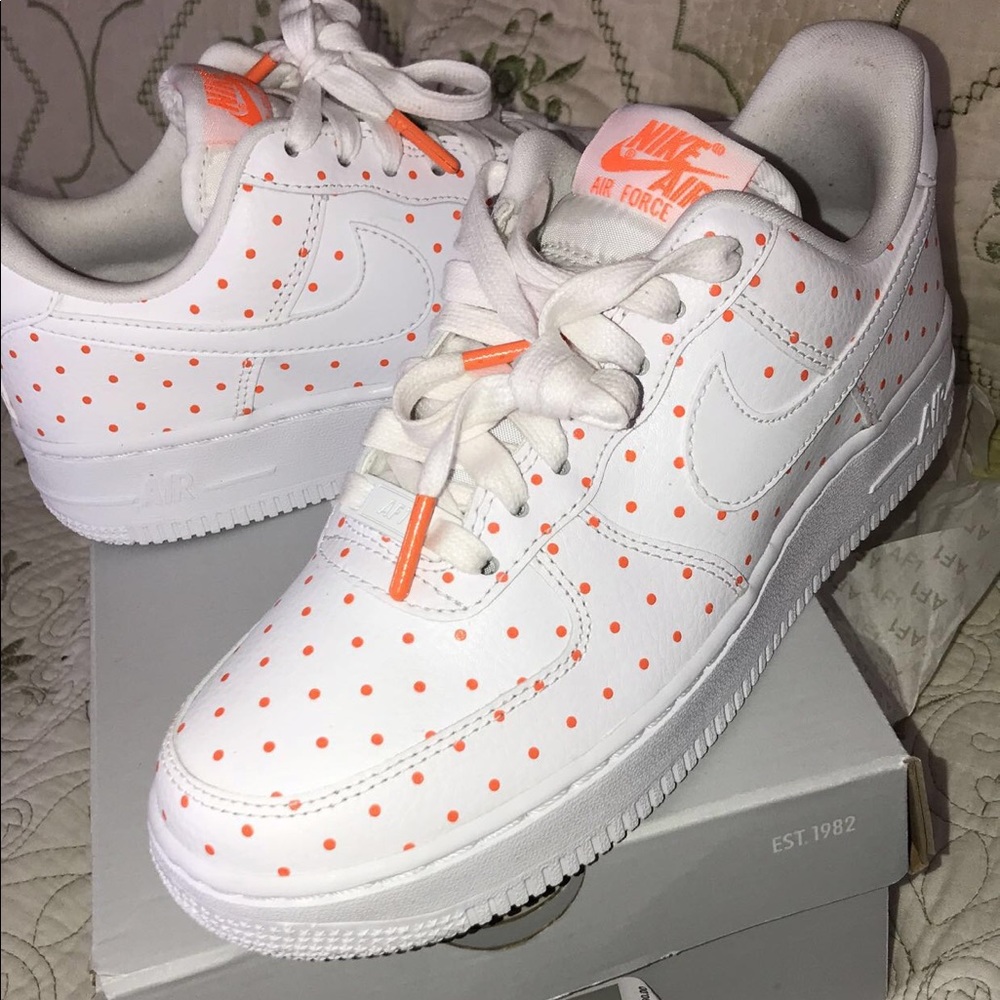 Selling some Nike Air Force 1 size 6. Brand new !